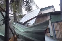 Giông lốc kinh hoàng, hàng loạt nhà dân ở TP HCM thiệt hại nặng nề