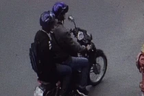 Nổ xe máy ở trụ sở công an phường: Camera tóm 2 nghi phạm