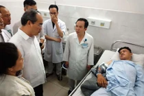 Bí thư TP HCM Nguyễn Thiện Nhân đến bệnh viện thăm các hiệp sĩ