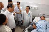 Bí thư TP HCM Nguyễn Thiện Nhân đến bệnh viện thăm các hiệp sĩ