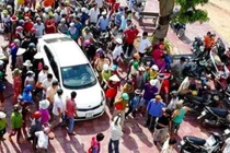 Bình Định: Hàng trăm người dân vây đôi nam nữ đi ôtô nghi bắt cóc trẻ em