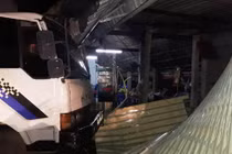 Xe tải hàng chục tấn “bay” vào quán ăn, thực khách hoảng loạn