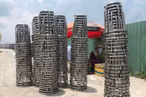 Ảnh: “Con buôn” làm đủ chiêu trò chiếm vỉa hè chờ… bắn pháo hoa dịp 30/4