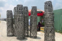 Ảnh: “Con buôn” làm đủ chiêu trò chiếm vỉa hè chờ… bắn pháo hoa dịp 30/4