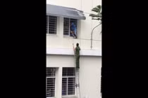 "Đứng tim” trước màn giải cứu nam sinh viên nhảy lầu vì...học kém