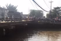 Kỳ lạ: Hàng trăm người hiếu kỳ xem... xe máy nằm ven sông