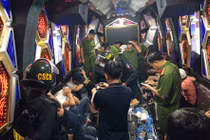 Ảnh: Đột kích khách sạn ở TPHCM, "tóm" gần 100 cô gái đang thác loạn