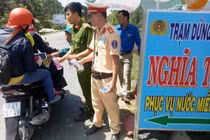 Vượt hàng trăm km về quê, ngỡ ngàng nhận quà miễn phí từ công an