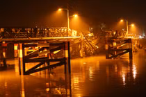 TP.HCM: Sập cầu Long Kiển, xe ben cùng nhiều xe máy rơi xuống sông