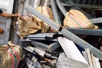 Điều tra đường đi của 100 bánh cocain trong container thép Ponima