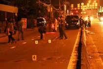 Đang chạy xe trên QL1A, nam thanh niên bị đạn bắn vào đầu