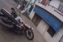 “Nghẹt thở” màn rượt đuổi bắt tên trộm xe máy công nhân ở TP HCM