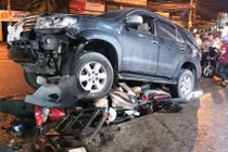 Hiện trường kinh hoàng ôtô Fortuner “nuốt” hàng loạt xe máy ở Đồng Nai