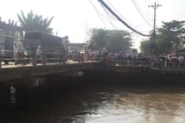 Kỳ lạ: Hàng trăm người hiếu kỳ xem... xe máy nằm ven sông