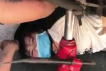 Xe khách lao vào dòng người chờ đèn đỏ, nạn nhân mắc kẹt dưới gầm xe