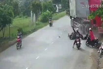 Thời khắc kinh hoàng container “nuốt” hàng loạt xe máy, 6 người thương vong