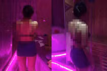 Nữ nhân viên massage xem World Cup với khách...trên giường