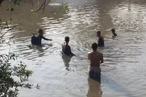 Tình huống “khó đỡ” vụ hàng trăm người xem xe máy nằm ven sông