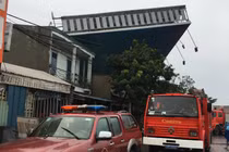 Kinh hoàng hiện trường biển quảng cáo đè chết người ở TP HCM