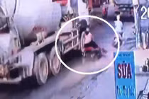 Bàng hoàng thời khắc cô gái trượt té, bị xe bồn cán chết