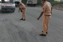 Camera ghi lại cảnh người đàn ông trượt vết cát bị xe tải cán chết