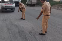 Camera ghi lại cảnh người đàn ông trượt vết cát bị xe tải cán chết