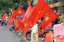 Cờ đỏ sao vàng rợp phố trước giờ Olympic Việt Nam xung trận