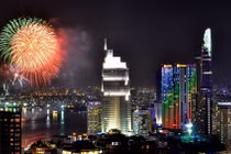 Mãn nhãn pháo hoa 30/4 rực sáng trên bầu trời TP HCM 