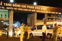 Ảnh: Người dân xếp hàng dài tiễn linh cữu nguyên Thủ tướng Phan Văn Khải