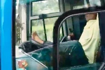 Rụng rời cảnh tài xế lái xe khách bằng chân "bay" 80km/h trên cao tốc