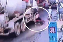 Bàng hoàng thời khắc cô gái trượt té, bị xe bồn cán chết