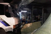 Xe tải hàng chục tấn “bay” vào quán ăn, thực khách hoảng loạn