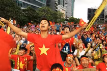 Hàng nghìn CĐV TPHCM và du khách dầm mưa xem Olympic VN thi đấu