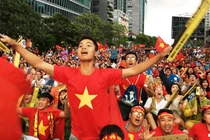 Hàng nghìn CĐV TPHCM và du khách dầm mưa xem Olympic VN thi đấu