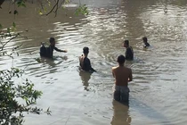 Tình huống “khó đỡ” vụ hàng trăm người xem xe máy nằm ven sông