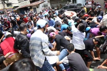 Kinh hoàng cảnh hàng trăm người sống giành giật mâm cúng cô hồn