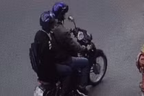 Nổ xe máy ở trụ sở công an phường: Camera tóm 2 nghi phạm