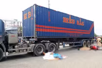Bé trai khóc thét trước cảnh cha mẹ tử vong dưới gầm container