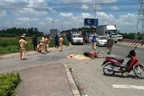 Bé 4 tuổi sốt nặng, gào khóc bên thi thể mẹ bị xe tải cán chết