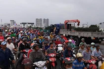 Ảnh: Kẹt xe nghiêm trọng ở TP HCM vì...người hiếu kỳ xem TNGT