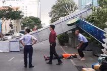 Cổng chào trên đường Nguyễn Huệ đổ sập đè người đi đường