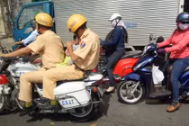 Xúc động câu chuyện đằng sau bức ảnh CSGT ngồi mô tô ôm cháu bé