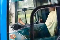 Rụng rời cảnh tài xế lái xe khách bằng chân "bay" 80km/h trên cao tốc