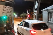 Tài xế “đếm từng giây” để qua trạm BOT Xa lộ Hà Nội miễn phí