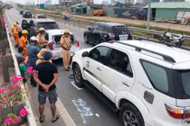 9 xe tông nhau trên cao tốc, người dân khốn đốn rời TPHCM đi nghỉ lễ