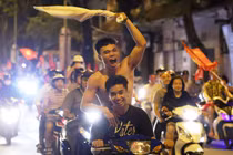 Mừng chiến thắng của Olymic Việt Nam, người dân quên cả luật giao thông 