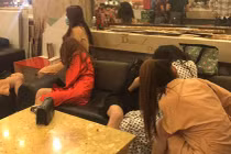 Vũ nữ mặc “nội y” phục vụ khách nước ngoài hát Karaoke ở TP HCM