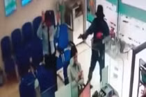 Camera quay cận cảnh kẻ dùng súng cướp ngân hàng