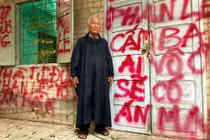 Cụ ông 73 tuổi bị con gái “khủng bố” vì tranh chấp đất 