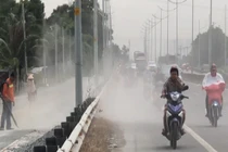 “Bão bụi” tấn công người đi xe máy trên đường dẫn cao tốc TP HCM